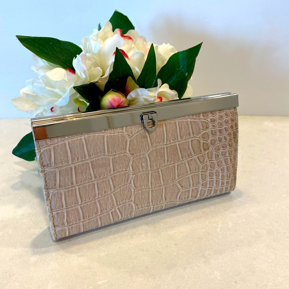Clutch faux Alligator leather. 4 compartments 12 credit cards & zipper f…